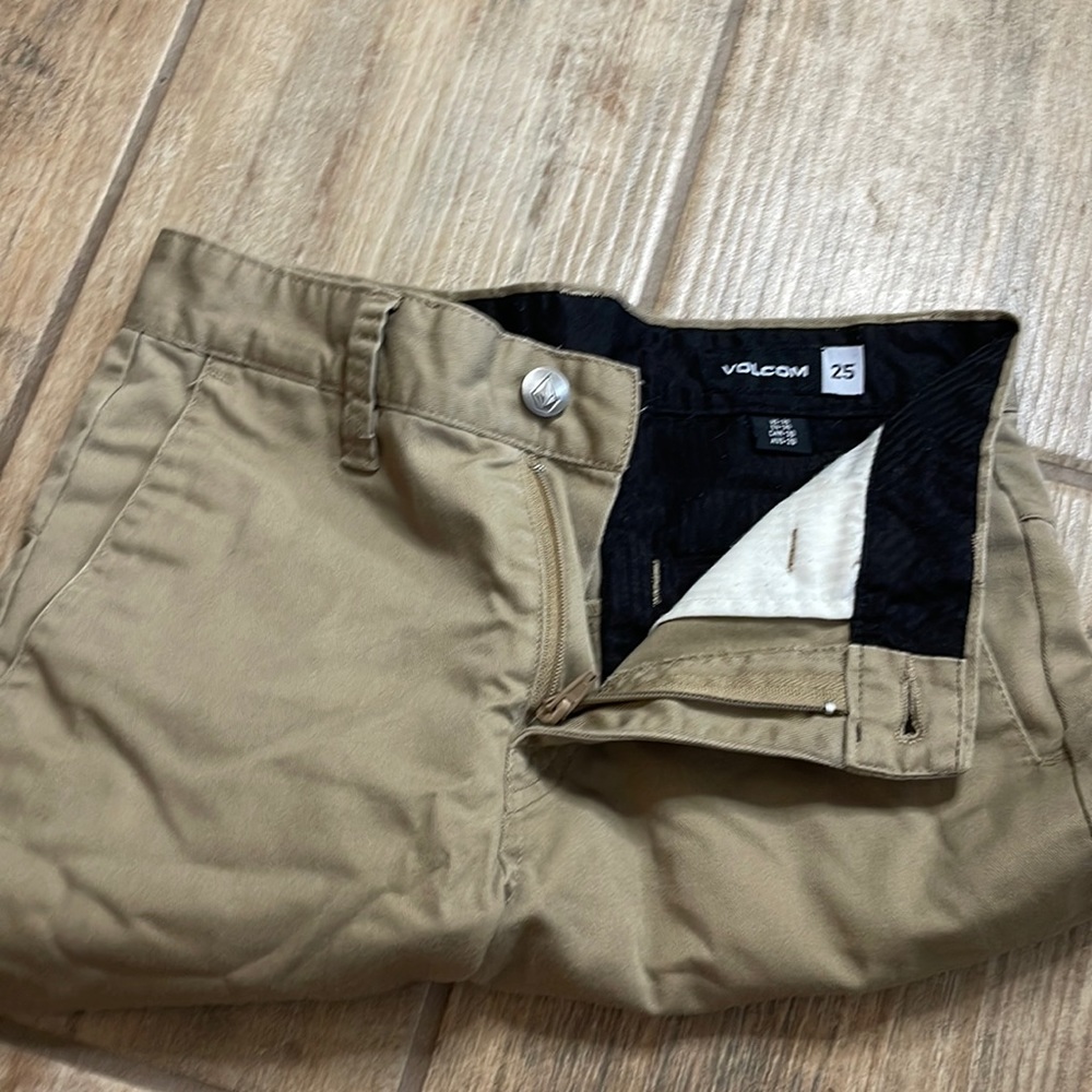 Boy’s khaki Volcom chino shorts size 24 (8)